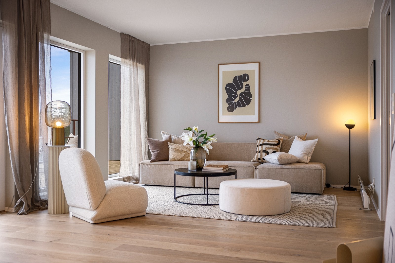 Legg merke til den lekre en-stavs eikeparketten som er oppgradert fra original standard. Galleribilde