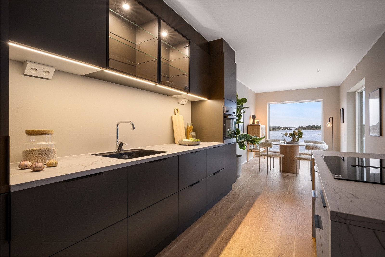 Kjøkkenet inneholder integrert kjøleskap med frys, oppvaskmaskin, platetopp med integrert ventilator og stekeovn som medfølger i handelen. Galleribilde