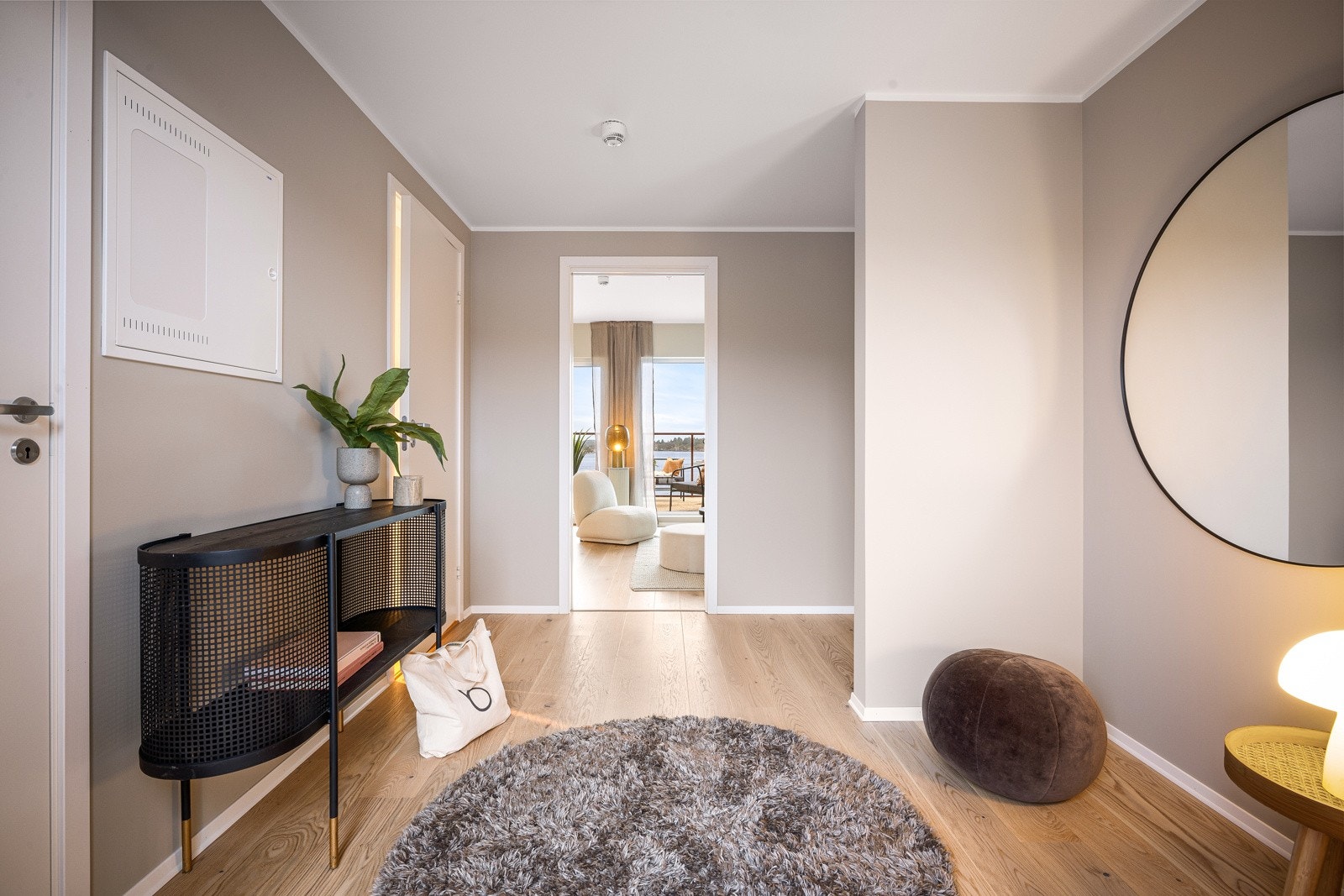 I gangen er det nisje for garderobeskap. Galleribilde