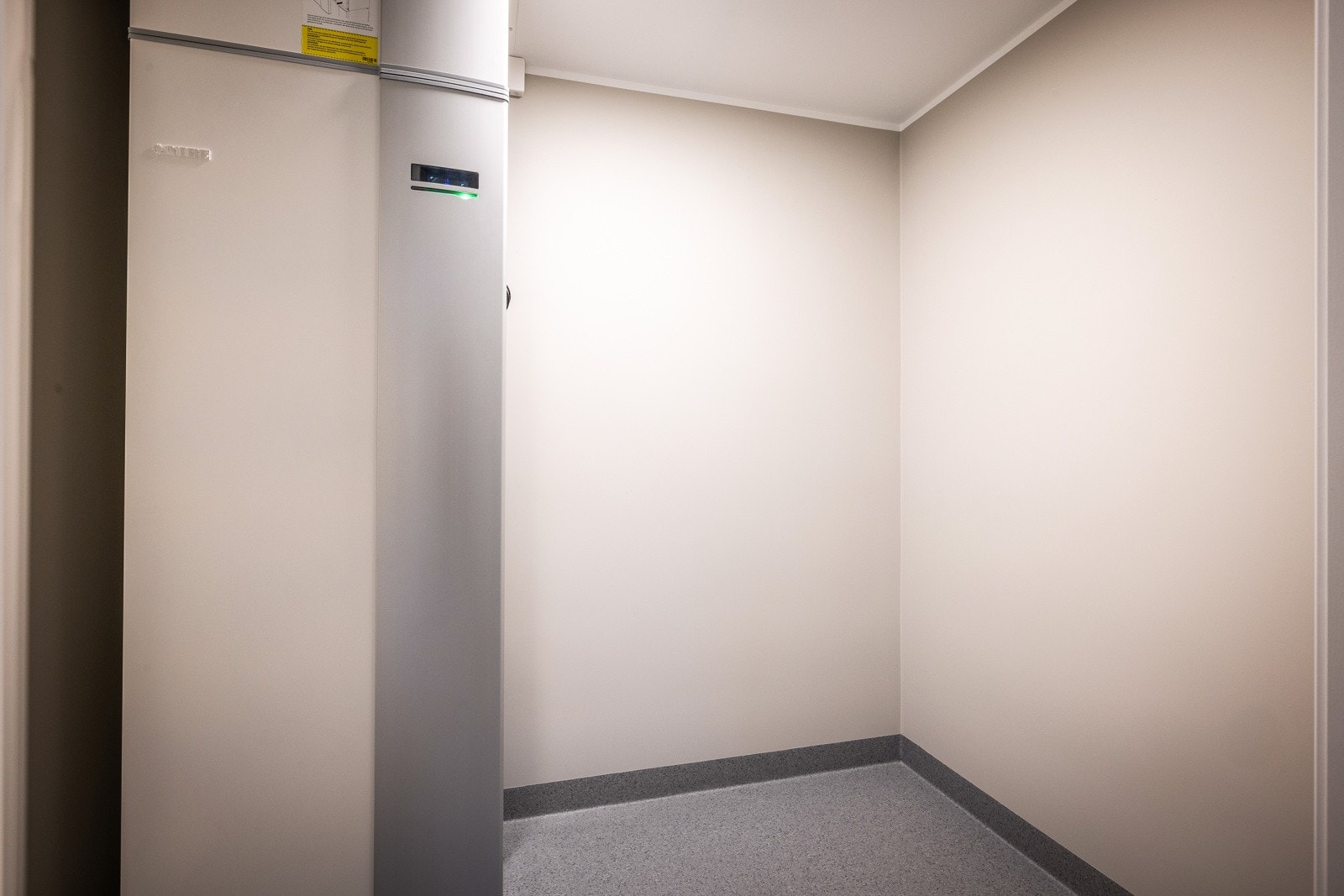 Innenfor kjøkkenet er det et teknisk rom/innvendig bod, meget praktisk! Galleribilde