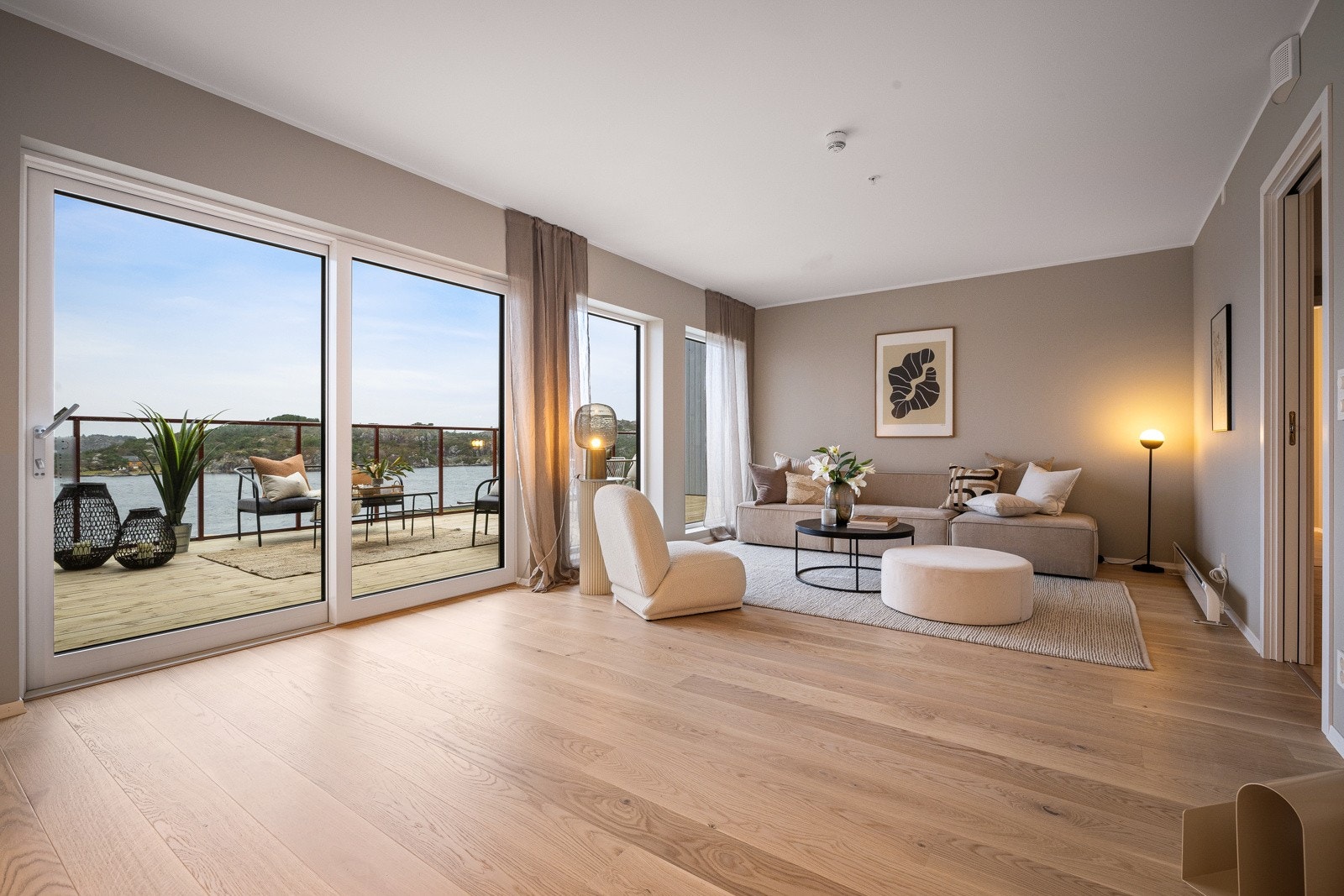 Lys og herlig stue med store vinduer og skyvedør mot vest. Galleribilde