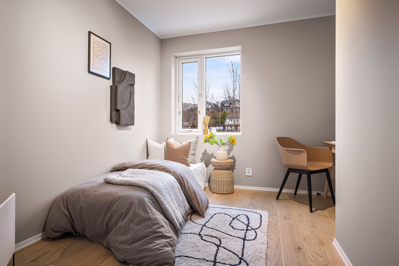 Ellers har leiligheten to soverom til på ca. 7,7 og 6,1 kvm. Galleribilde