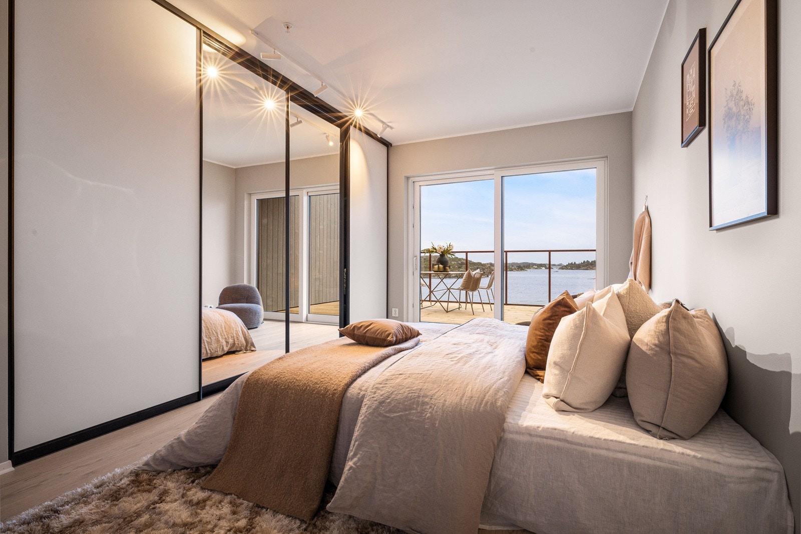 Stor skyvedørsgarderobe med masse plass til oppbevaringsløsninger (Leveres uten innredning). Galleribilde