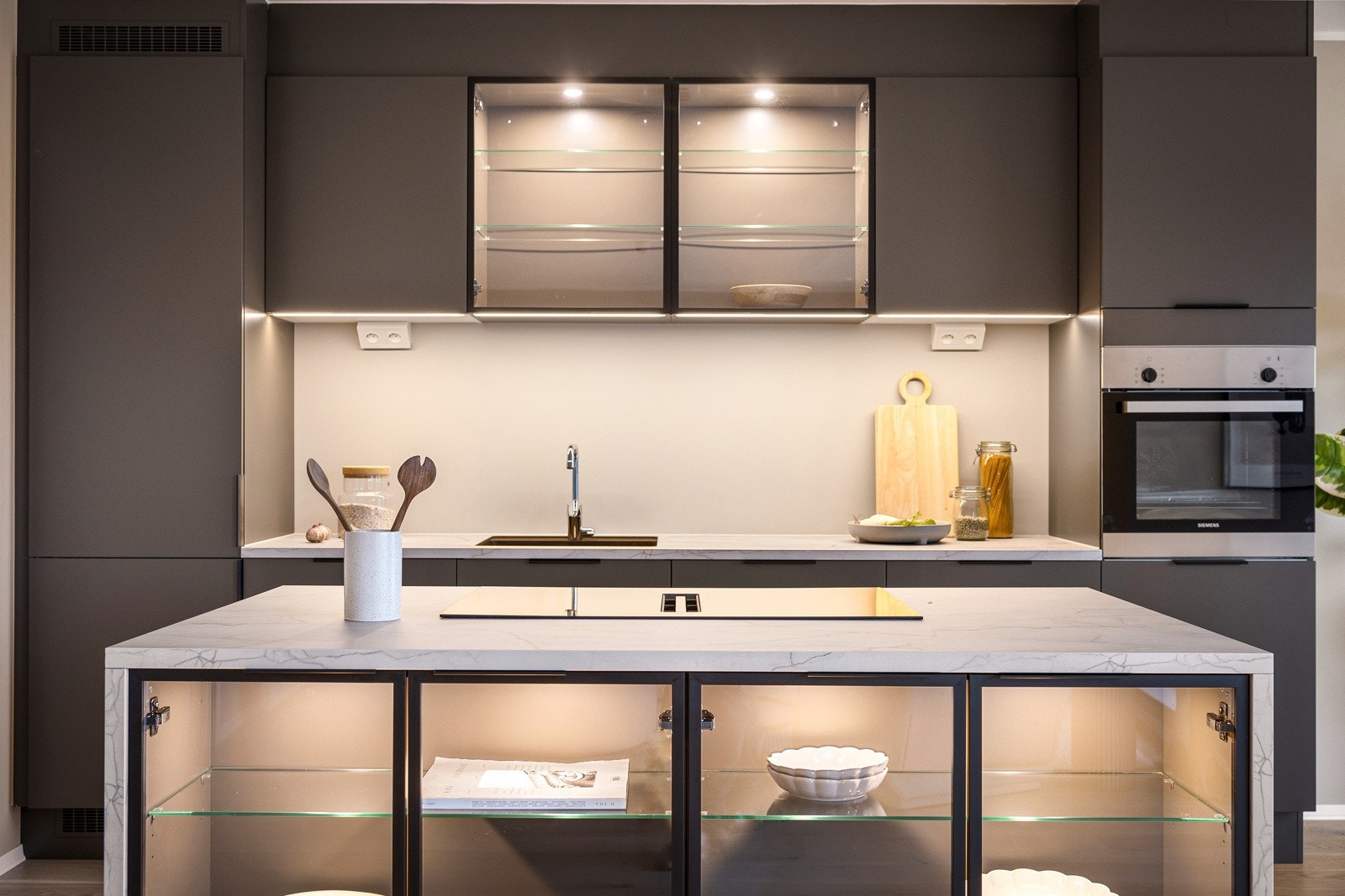 Kjøkkenet er levert av kvalitetsleverandøren HTH og selger har oppgradert kjøkkenet fra prosjektert standard. Galleribilde