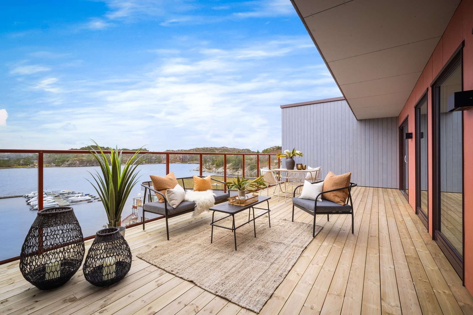 Terrassen er hele 37 kvm og har god plass til utemøbler i flere soner. Galleribilde