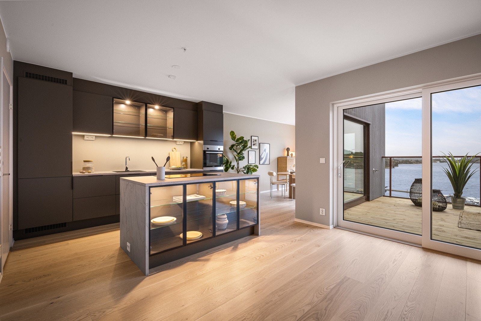 Kjøkkenet har en meget flott og god løsning med kjøkkenøy slik at man kan nyte utsikten imens man tilbreder maten. Galleribilde