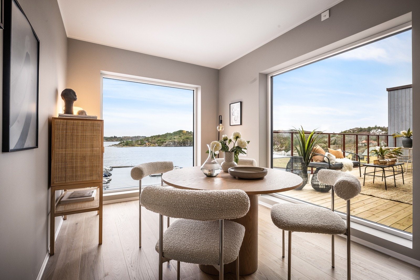 Fra spisestuen er det også stort vindu ut mot den private terrassen. Galleribilde