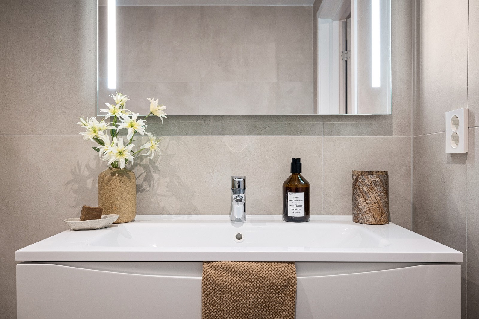 Flott og tidløst baderomsmøbel med oppbevaring i skuffer. Galleribilde