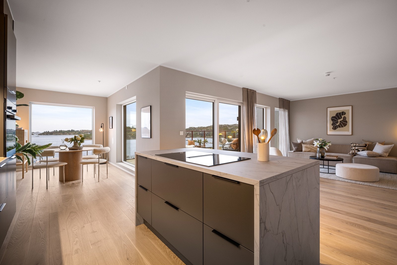 Stue og kjøkkenarealet har en flott utforming med spisestuen i en fløy for seg ut mot utsikten. Galleribilde