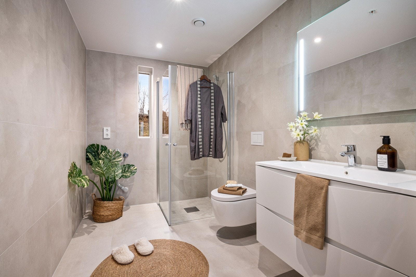 Badet er av god størrelse og har en funksjonell planløsning. Galleribilde