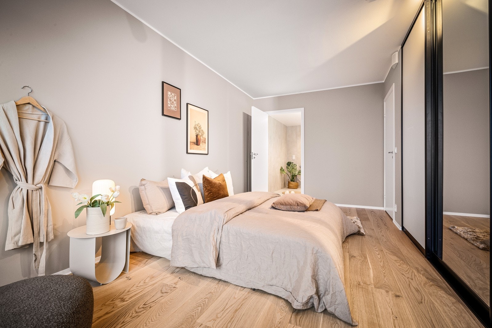 Innenfor hovedsoverommet ligger også leilgihetens største bad. Galleribilde