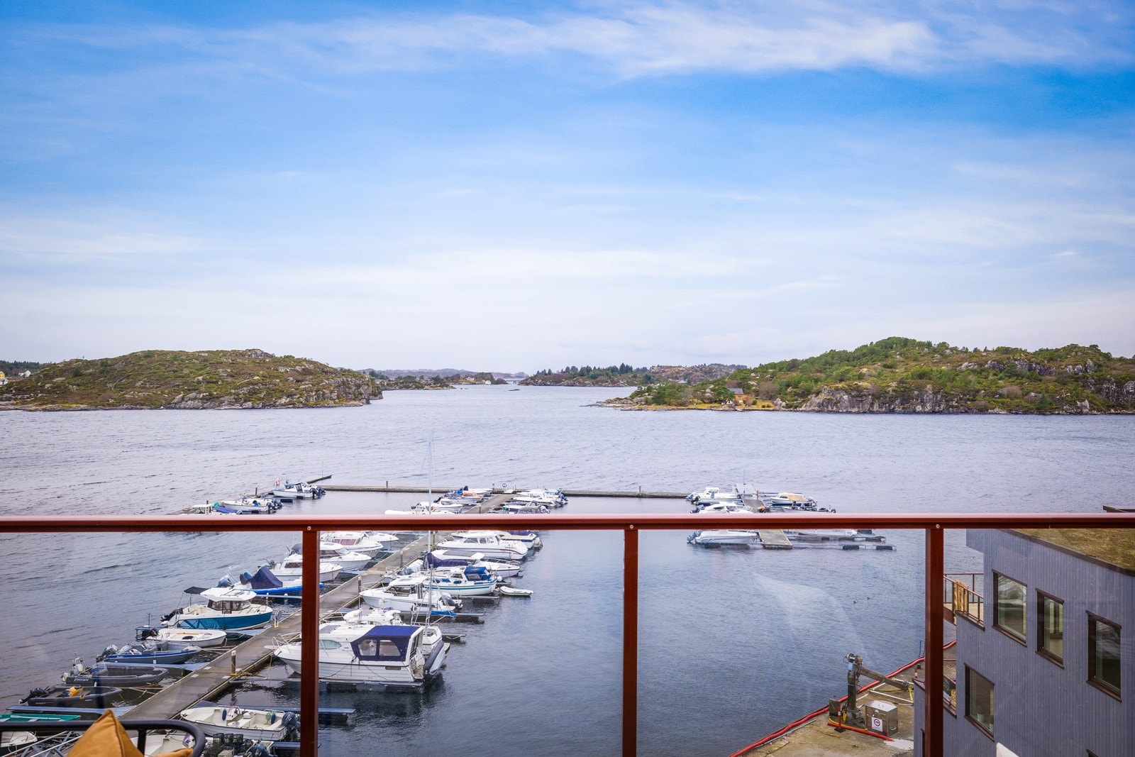 Nydelig utsikt over skjærgården rundt Møvika. Galleribilde