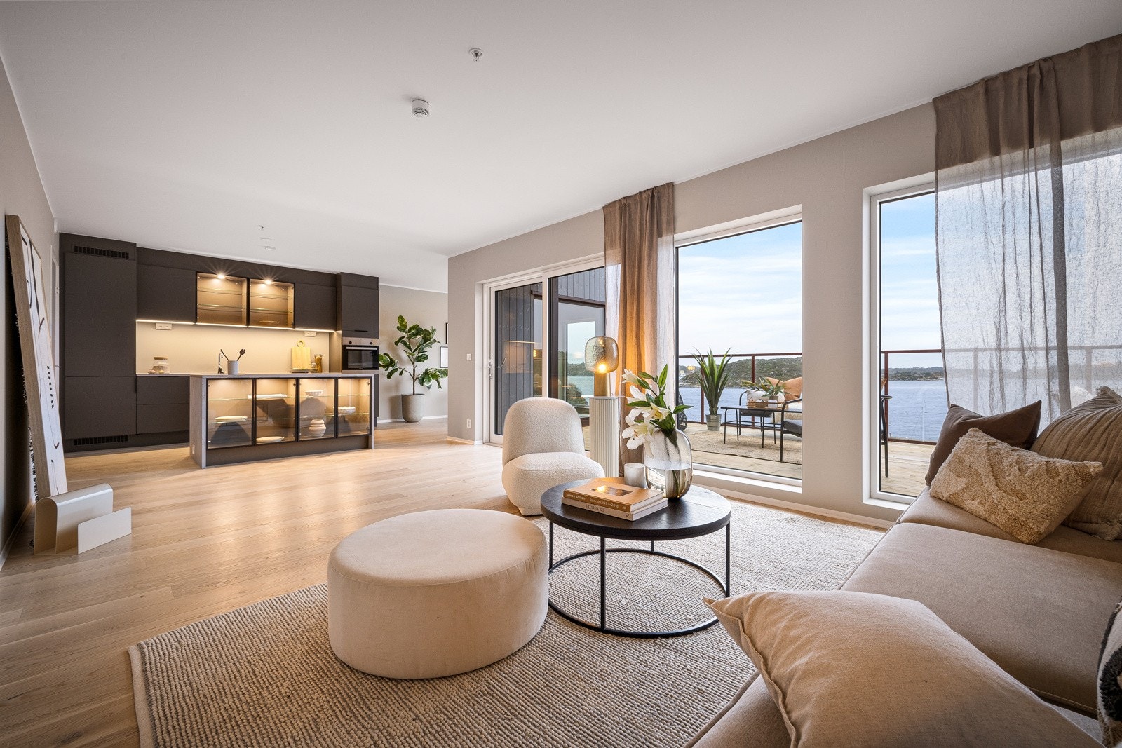 Lys og herlig stue med store vinduer og skyvedør mot vest. Galleribilde