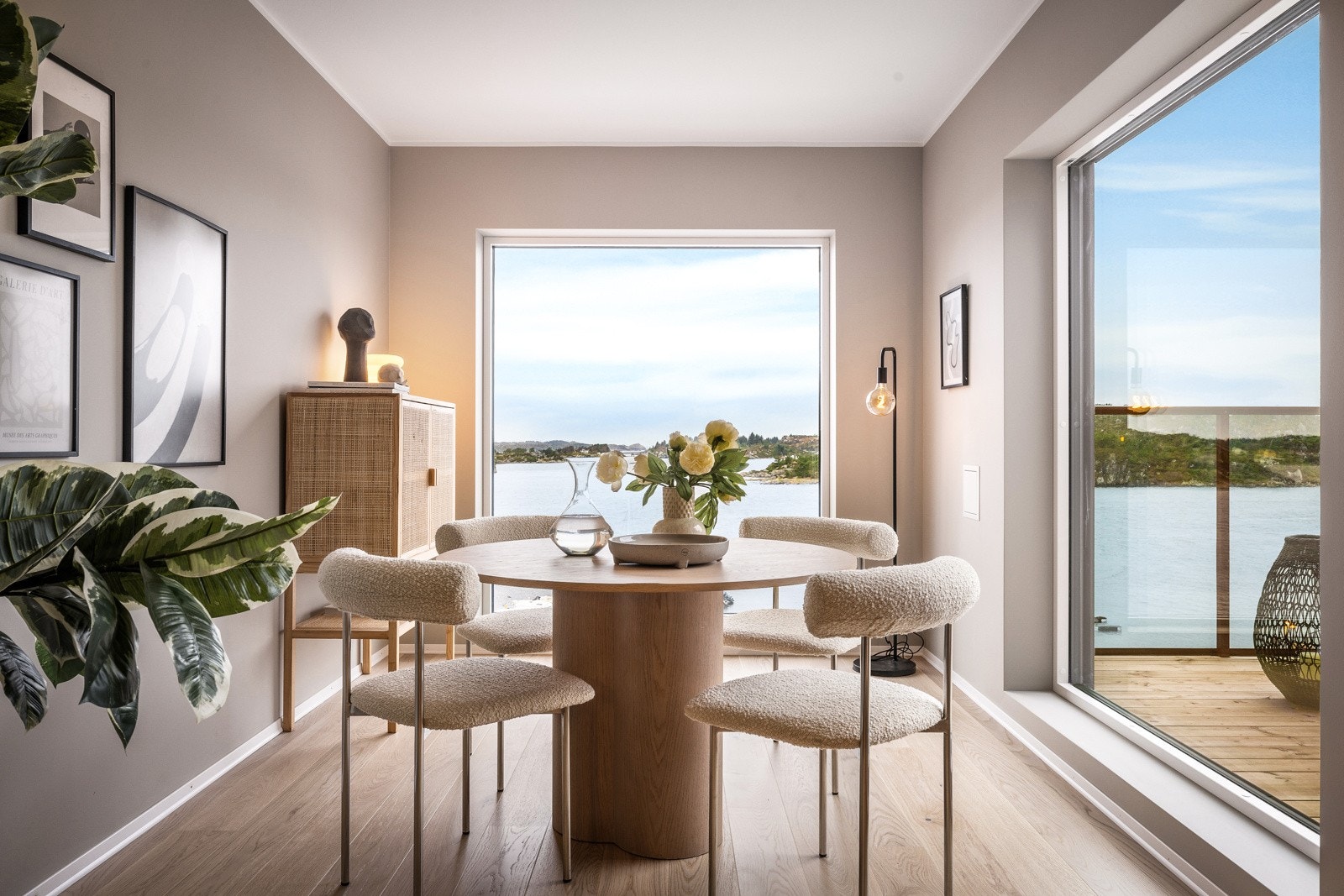 Her er det god plass til stort spisebord hvor alle rundt bordet kan nyte utsikten. Galleribilde