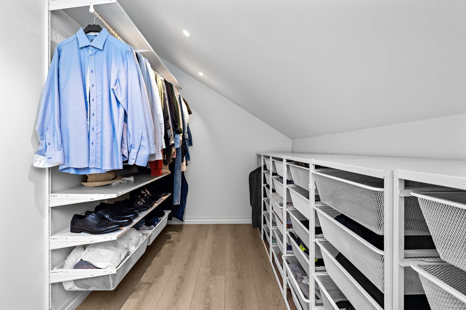 Walk in closet med praktiske hylleløsninger, perfekt for oppbevaring av klær, sko og diverse tilbehør. Galleribilde