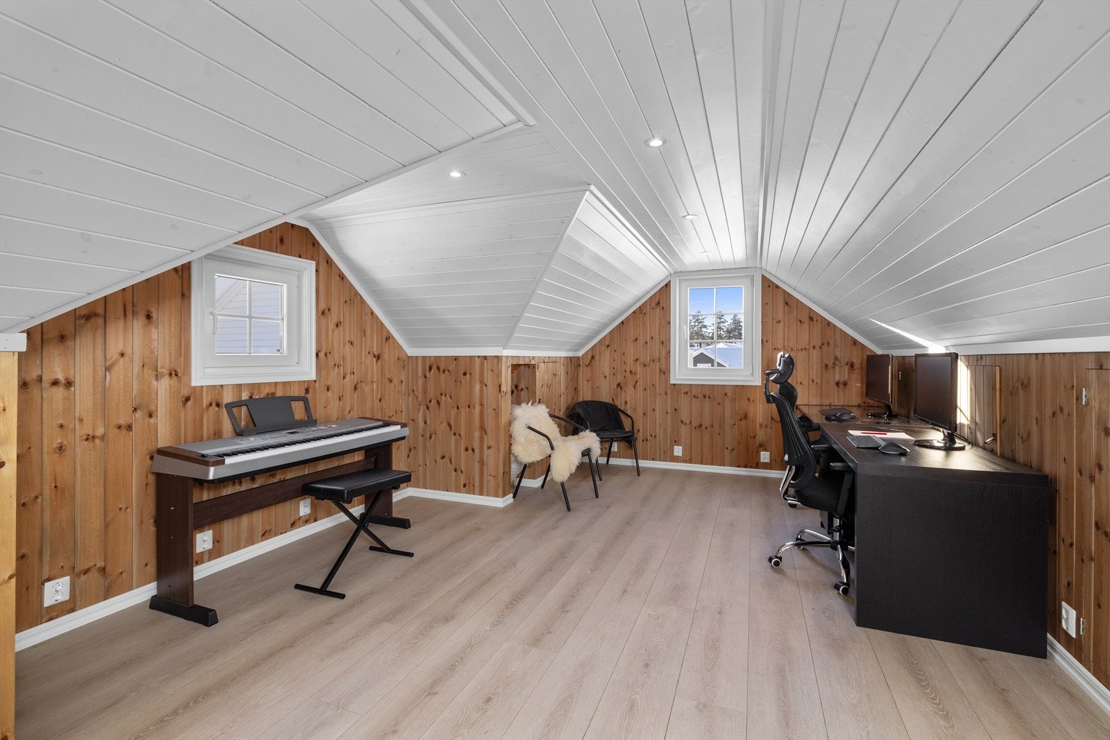 2. etg. på garasjen er kun godkjent som kaldloft/loft. Galleribilde