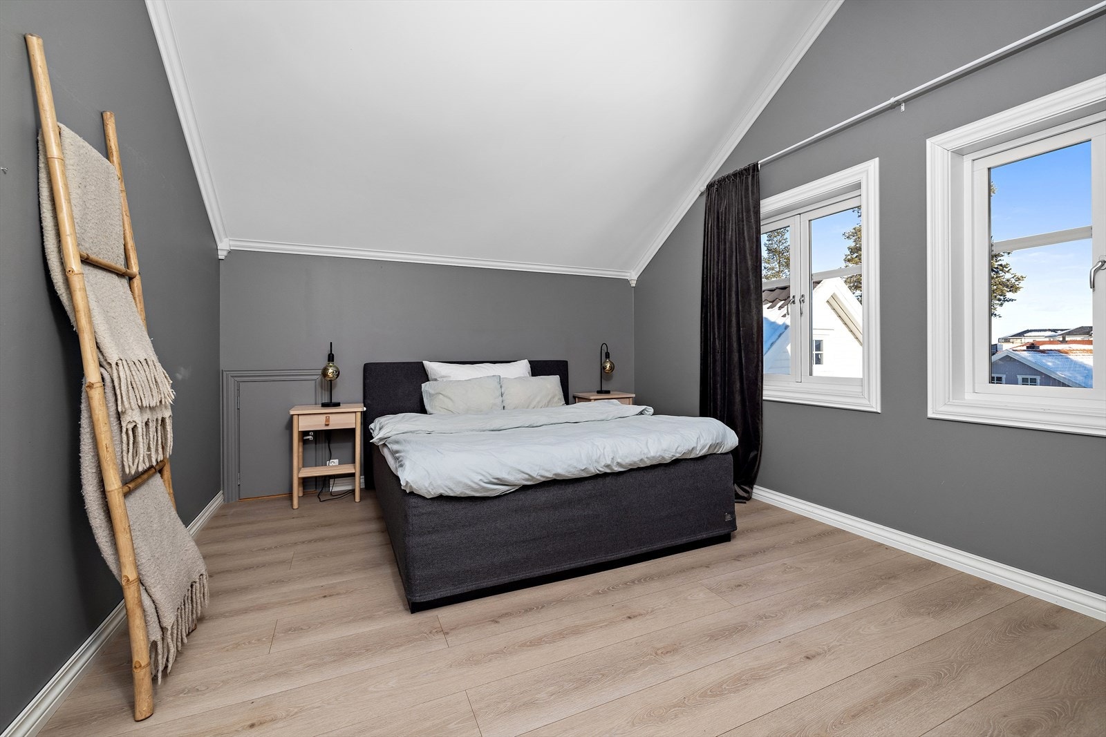 Rommet har god plass til dobbeltseng med tilhørende nattbord og ligger i tilknytning til et praktisk walk in closet. Galleribilde