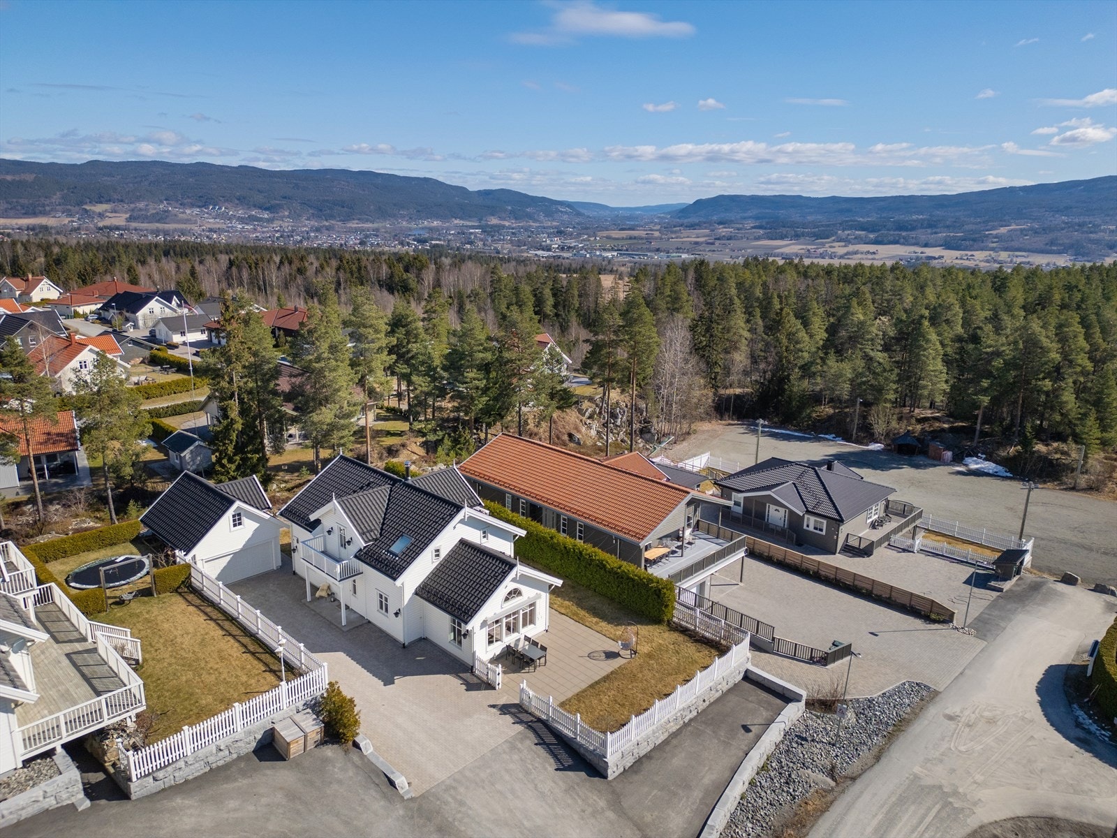 Steinbelagt innkjørsel og gårdsplass, pent opparbeidet selveeiertom Galleribilde