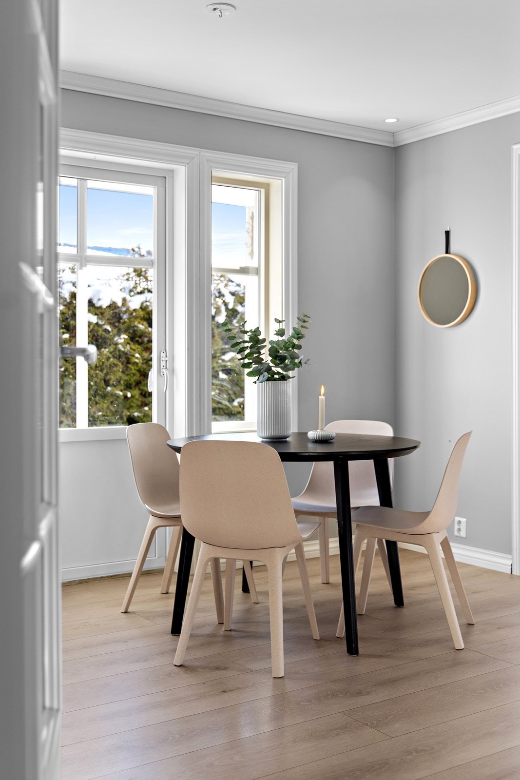 På kjøkkenet er det mulighet for en hyggelig spisegruppe, der familien kan sitte å nyte frokosten. Galleribilde