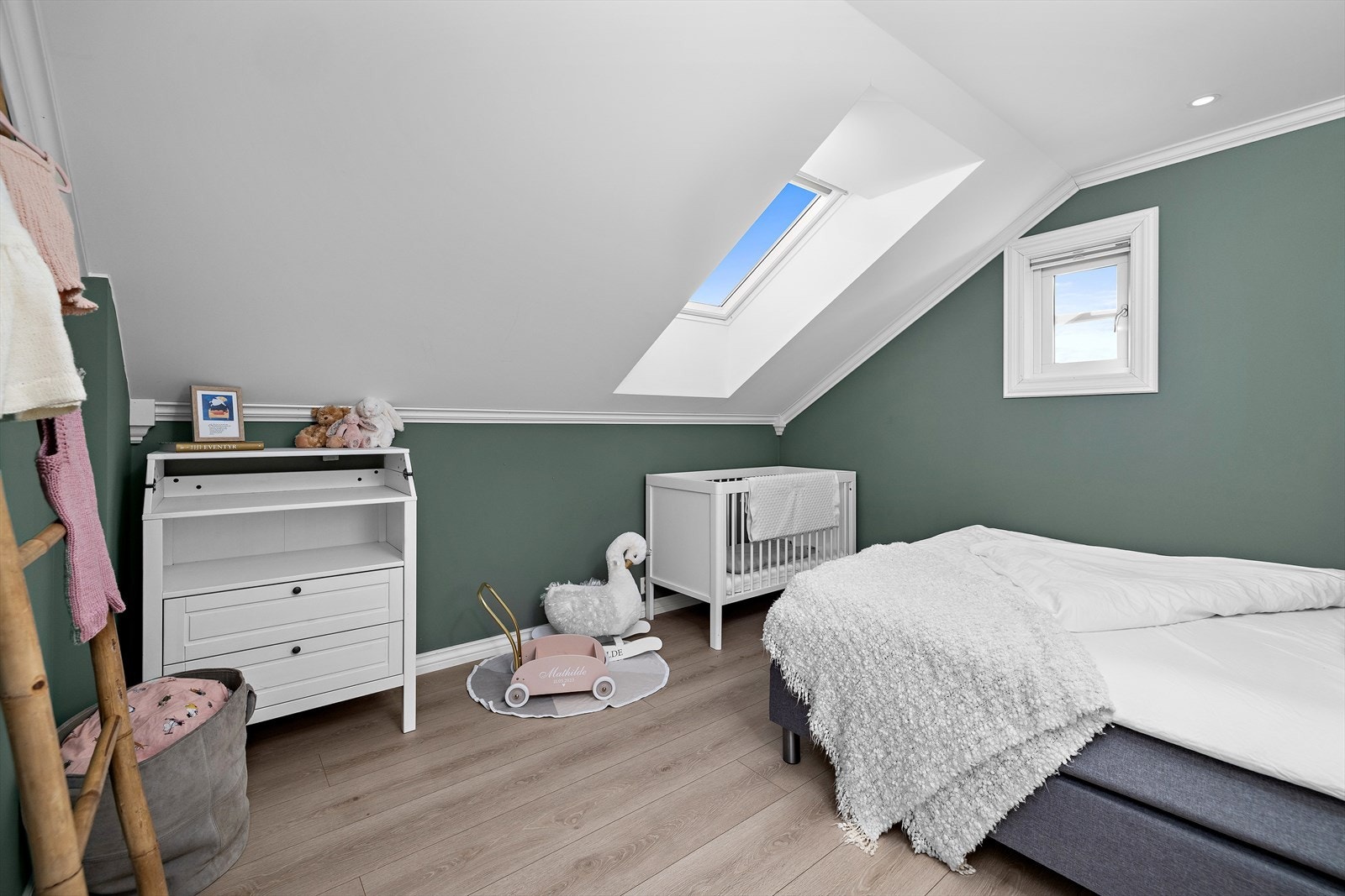 Soverommene har gode lysforhold, rom for oppbevaringsløsning, god plass til seng og utstråler en behagelig atmosfære for avslapning og hvile. Galleribilde
