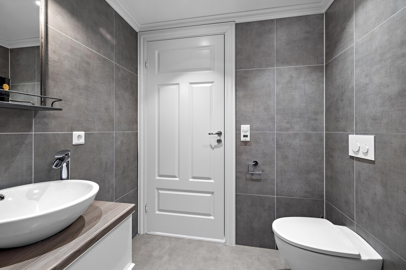 Boligen har to romslige bad, et bad i hver etasje. Badet i 1.etasje har stilrene og trendy 60X60 fliser og mosaikkfliser i dusjsone. Galleribilde