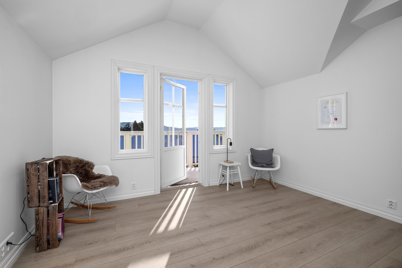 Pen stue i 2.etasje som er et perfekt ekstra oppholdsrom for barna, med god plass til både avslapning og sosiale aktiviteter. Galleribilde