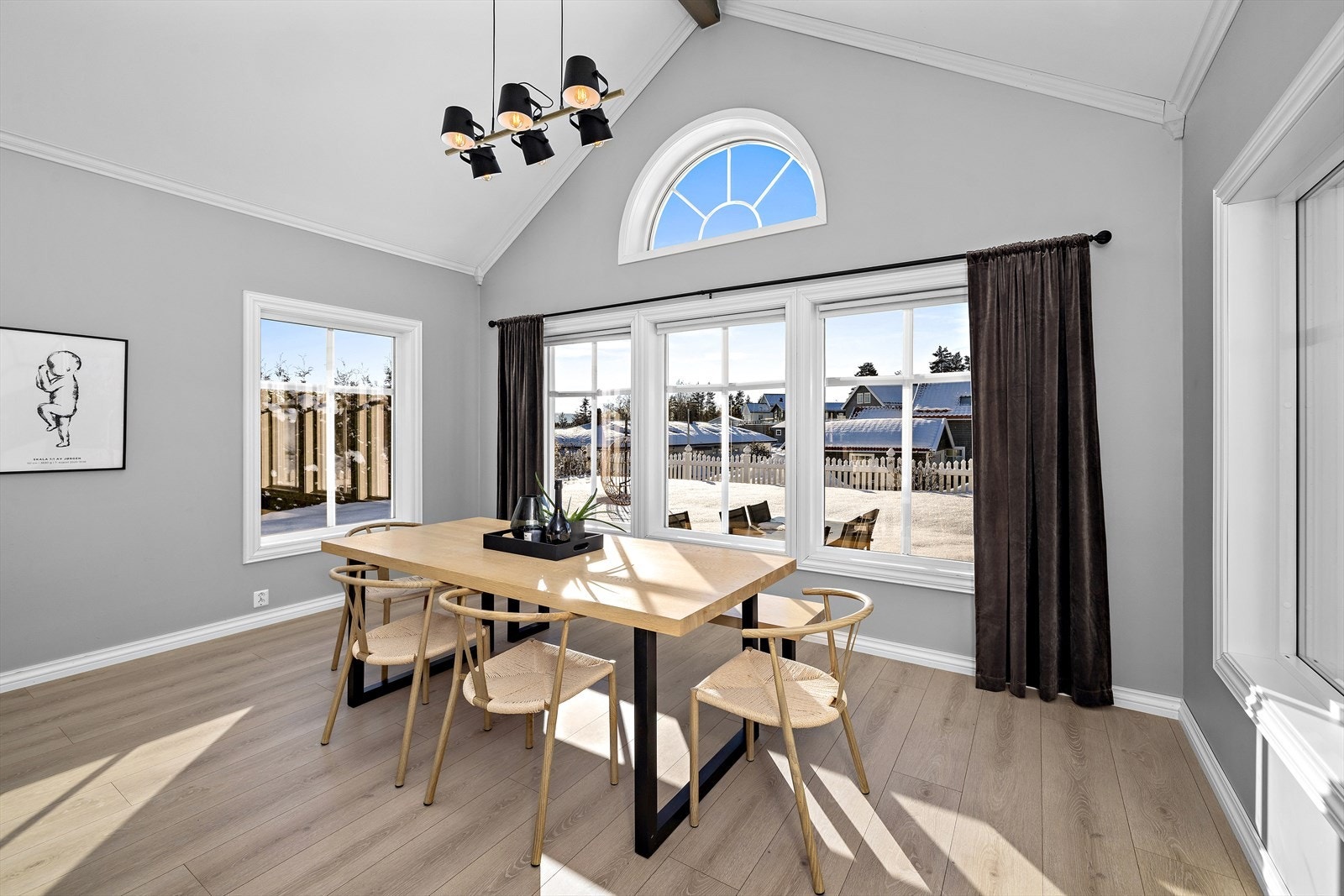 Spisebordet finner sin naturlige plassering i spisestuen, her kan en fint dekke på til mange gjester og invitere til store selskaper. Galleribilde