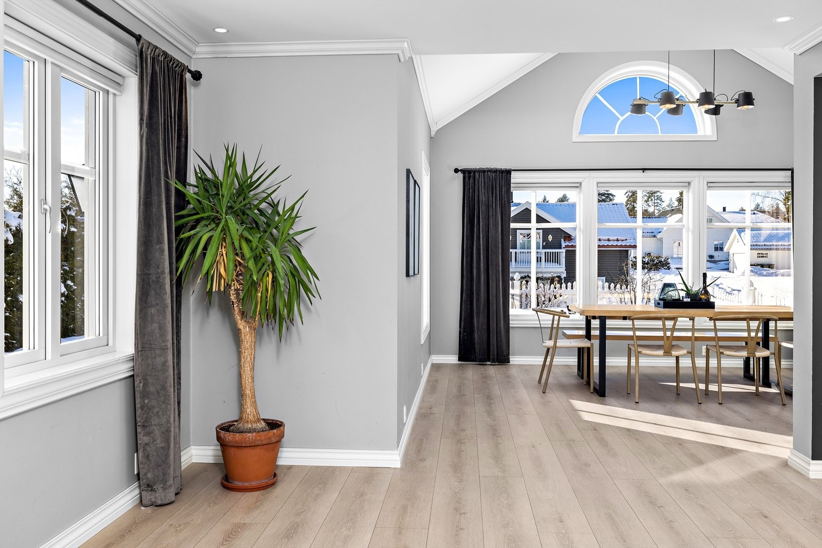 Stuen har en fantastisk takhøyde og preges av vindusflater. De mange vindusflatene slipper inn godt med lys og sammen med ekstra høyde under taket får rommet en flott romfølelse, stuen har i tillegg dim bare downlights som skaper den rette belysningen. Galleribilde
