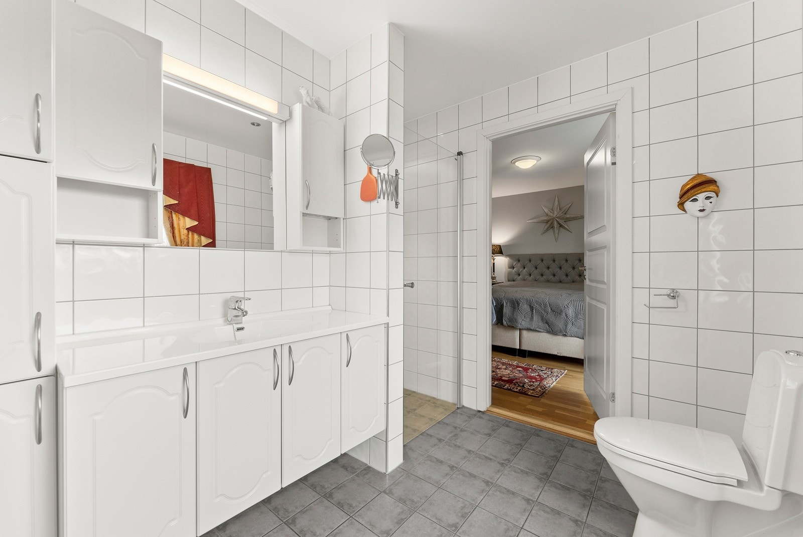 Fra hovedsoverommet er det tilgang til det største badet. Galleribilde