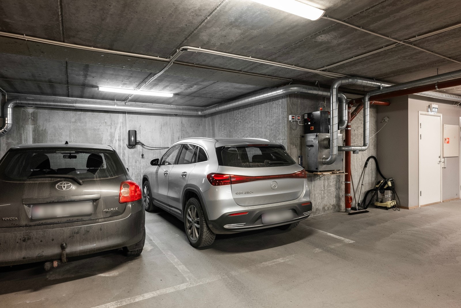 Garasjeplass i oppvarmet garasjeanlegg med EL-bil lader. Galleribilde
