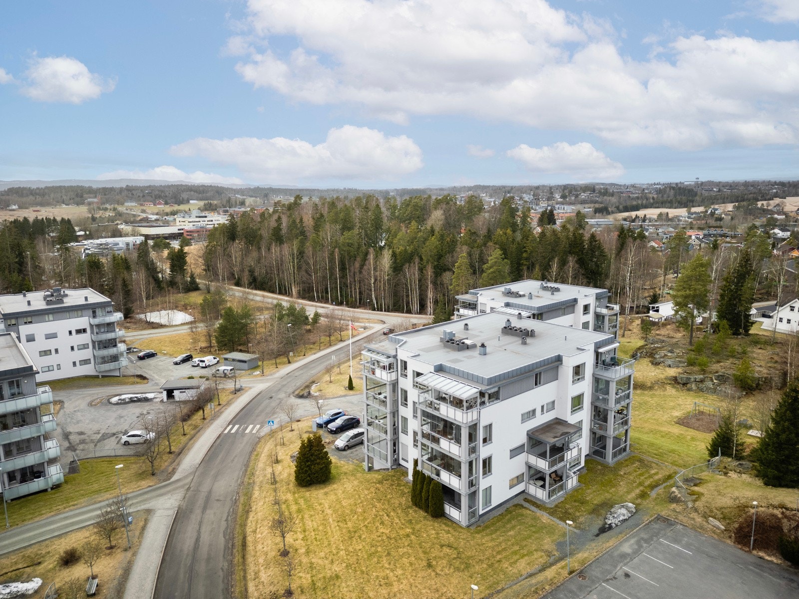 Fellestomten ligger høyt og fint og er godt opparbeidet med kort vei fra sentrum. Galleribilde