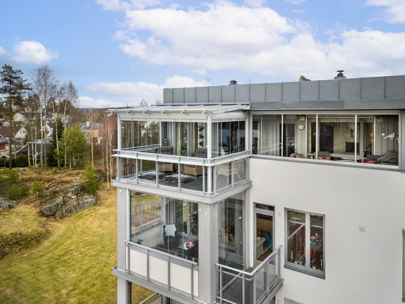 Det er blant annet 3 soverom, 2 bad + vaskerom og 2 boder. Galleribilde