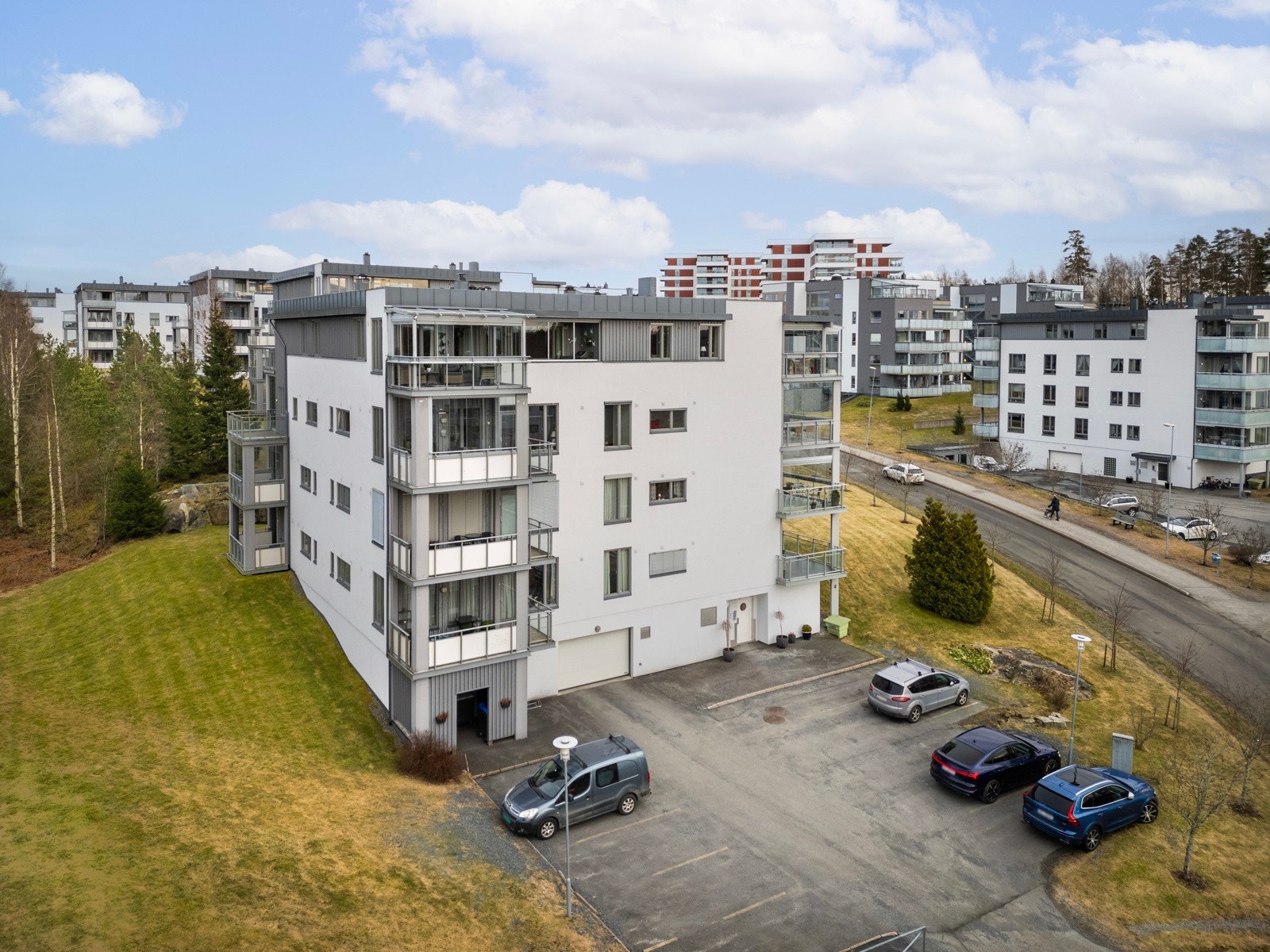 Fra leiligheten er det kort vei til daglivarehandel, skoler i alle trinn og togstasjon. Galleribilde