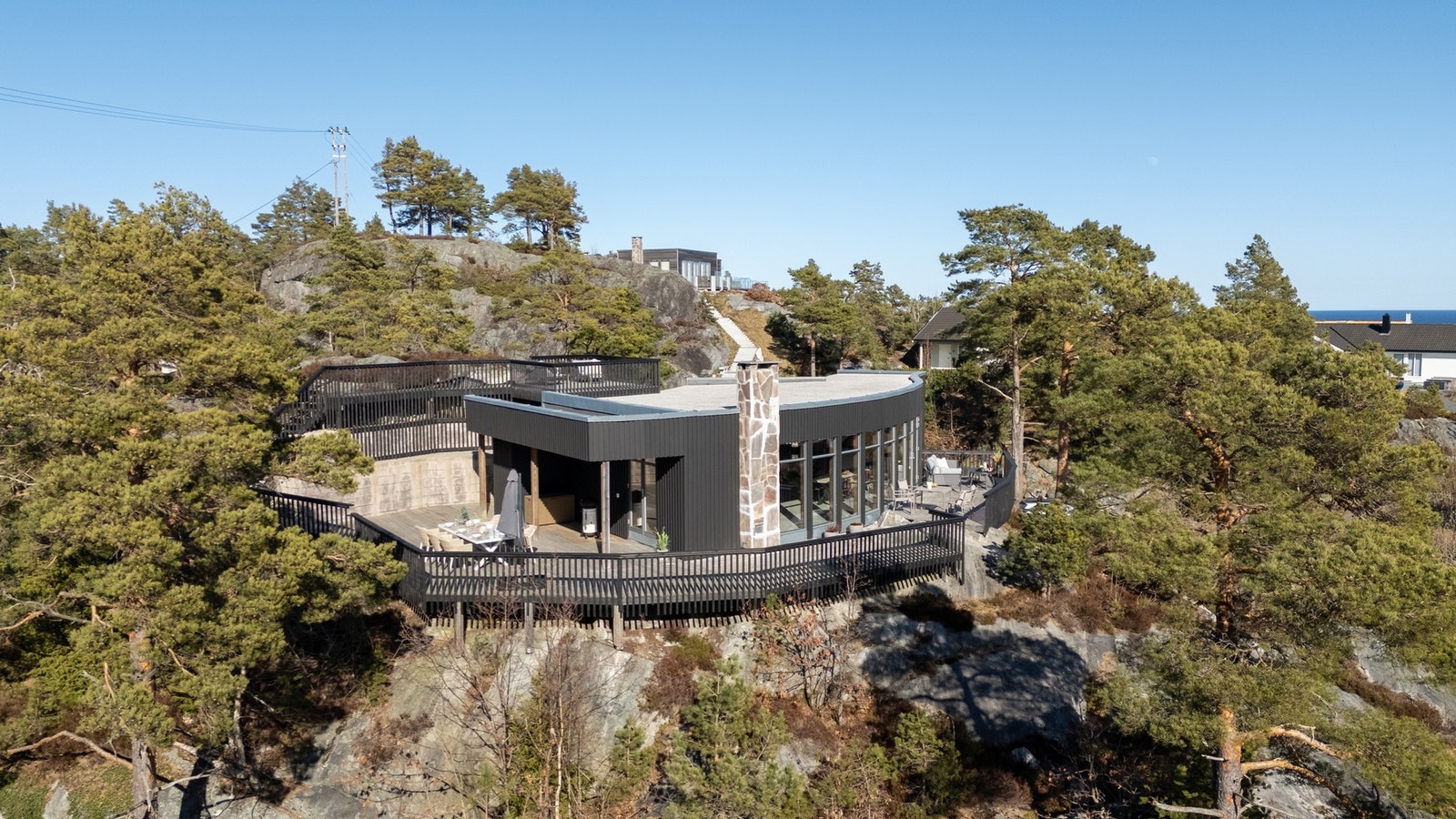 Alt er gjennomtenkt til hver minste detalj, og hytta byr på en romslig planløsning som passer perfekt for både små og store samlinger. Galleribilde