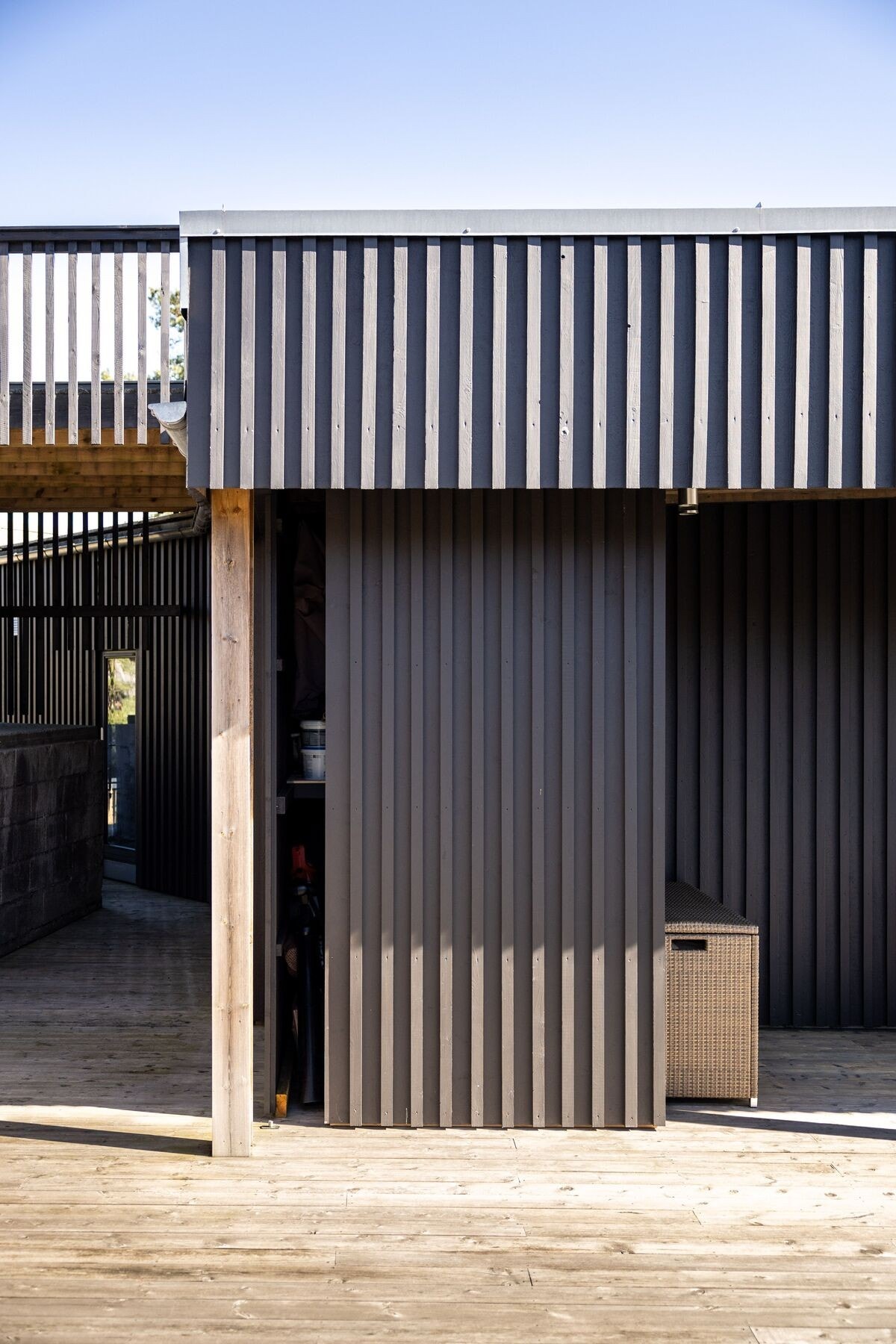 Uteboden er spesialdesignet og fullstendig skjult. Hele veggen skyves til side slik at all plassen helt opp til taket kan utnyttes. Galleribilde