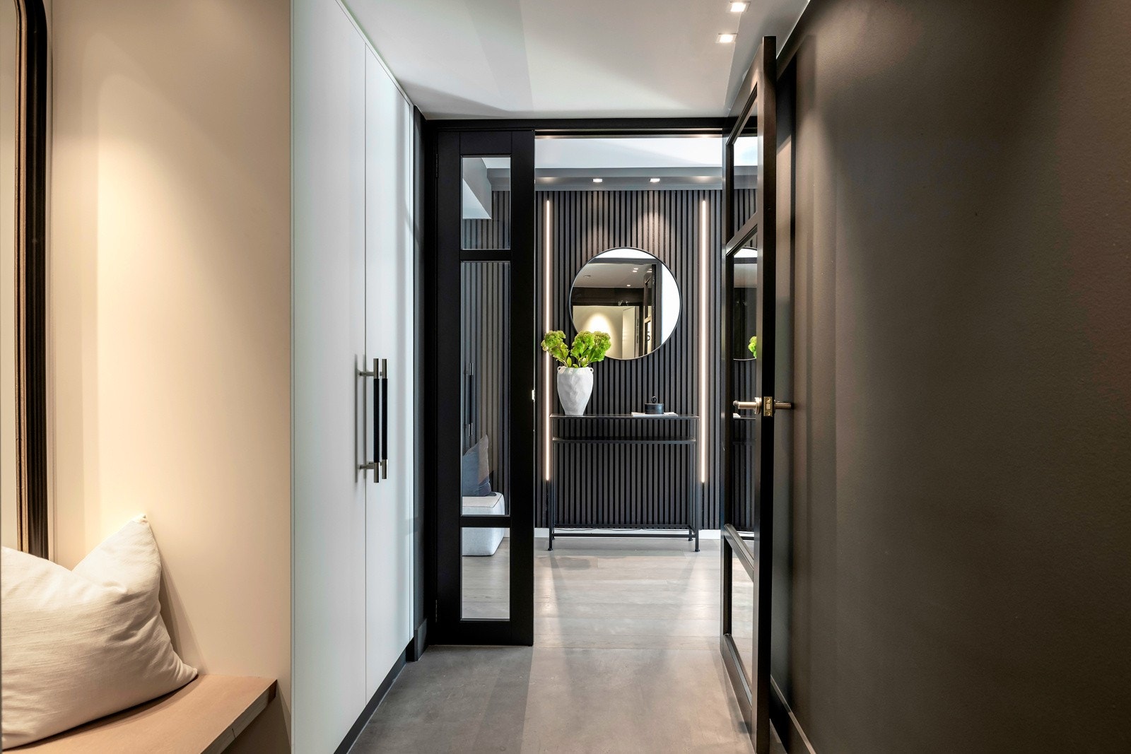 Her ønskes vi velkommen av et solid og gjennomført interiørkonsept, med enstavs eikeparkett, innfelte downlights og en tydelig rød tråd av harmoni og stilrenhet. Galleribilde