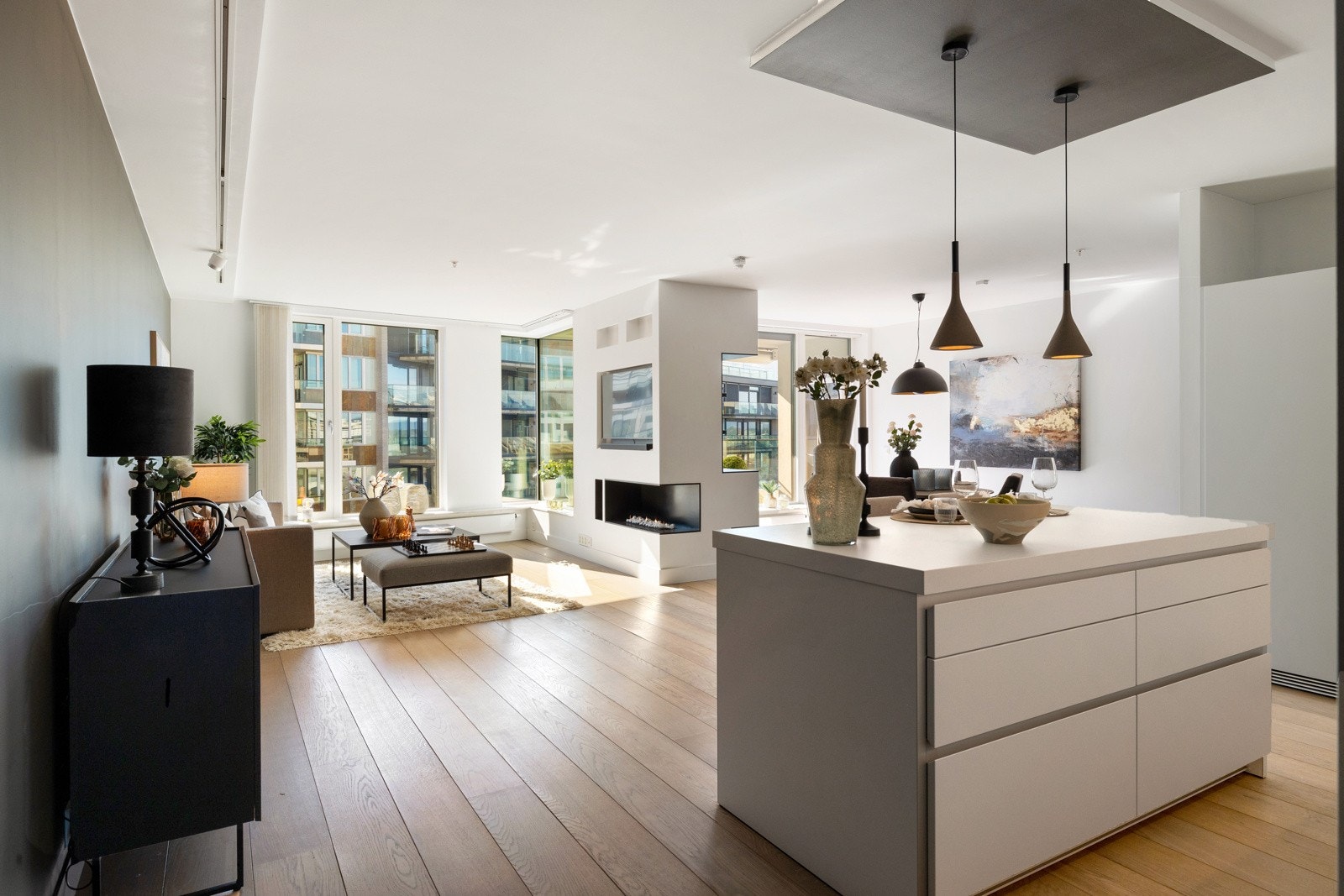 Kjøkkenet ligger i åpen løsning mot stuen, og rommene fremstår som et sosialt samlingspunkt. Galleribilde