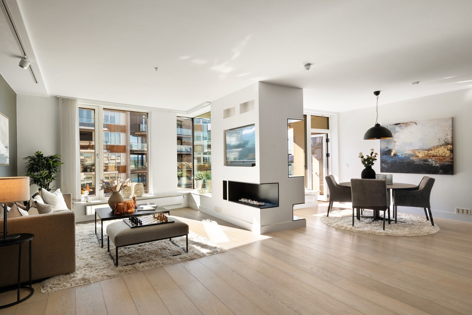 I midten av rommet pryder en lekker gasspeis som både gir hygge og varme til rommet. Galleribilde