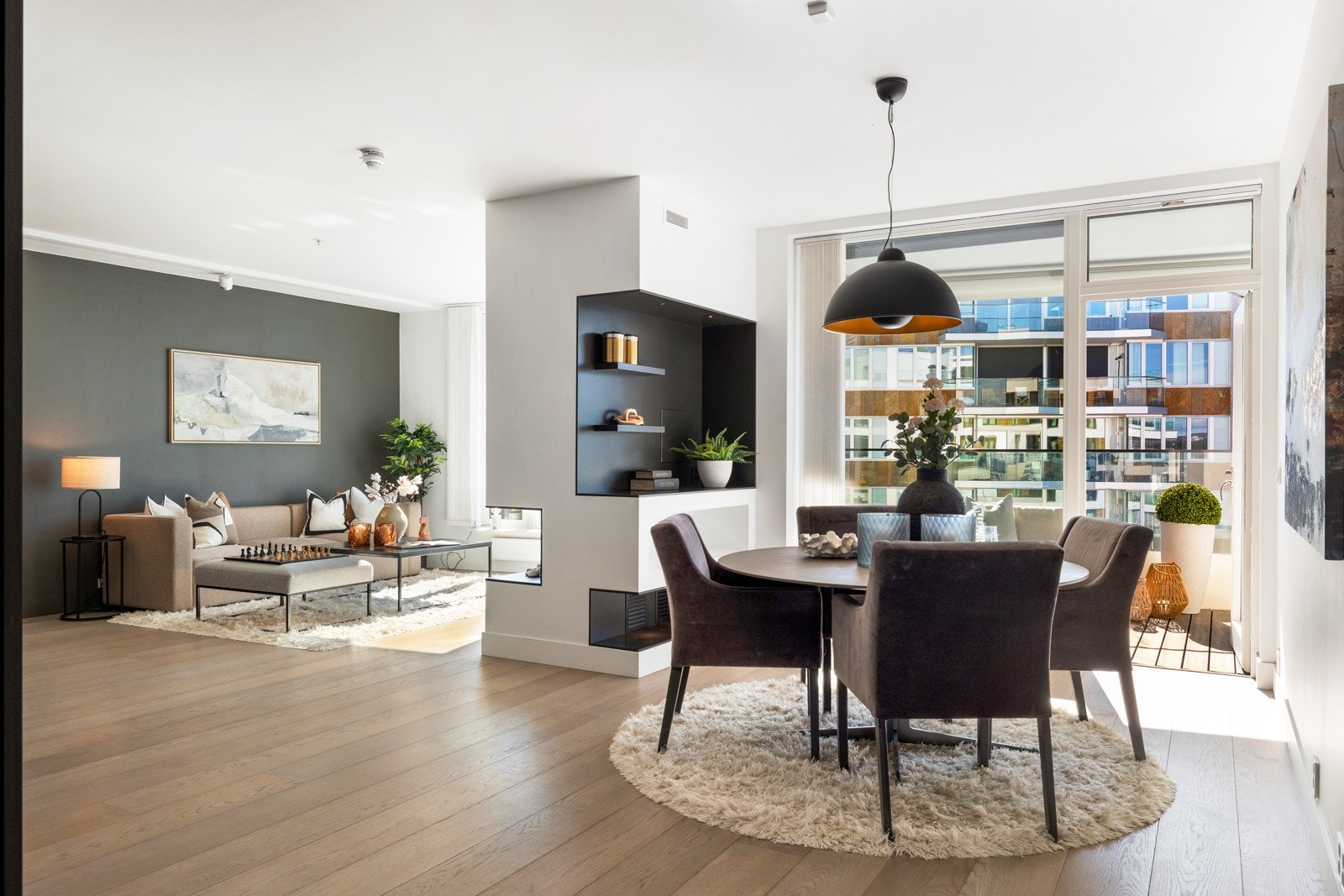 Leiligheten er meget innbydende med påkostede innredninger og materialvalg. Galleribilde