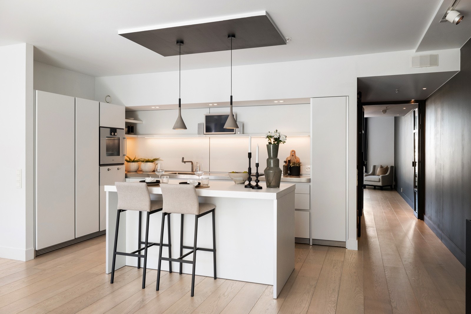 Arbeidsflatene er rikelige og godt belyst, og en romslig kjøkkenøy inviterer til matlaging på høyt nivå. Galleribilde