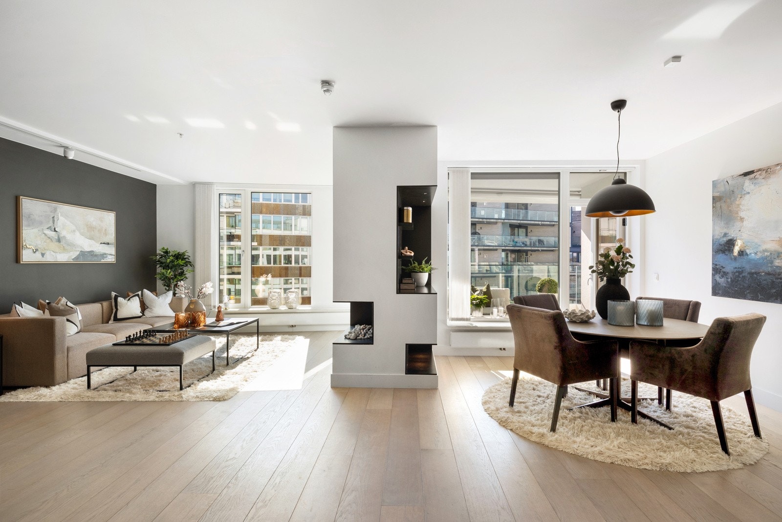 Her er det bl.a. ekstra himlingshøyde på 2,60 meter, store vindusflater, samt flotte overflater som 1-stavs eikeparkett på gulv og glatte lysmalte veggflater. Galleribilde