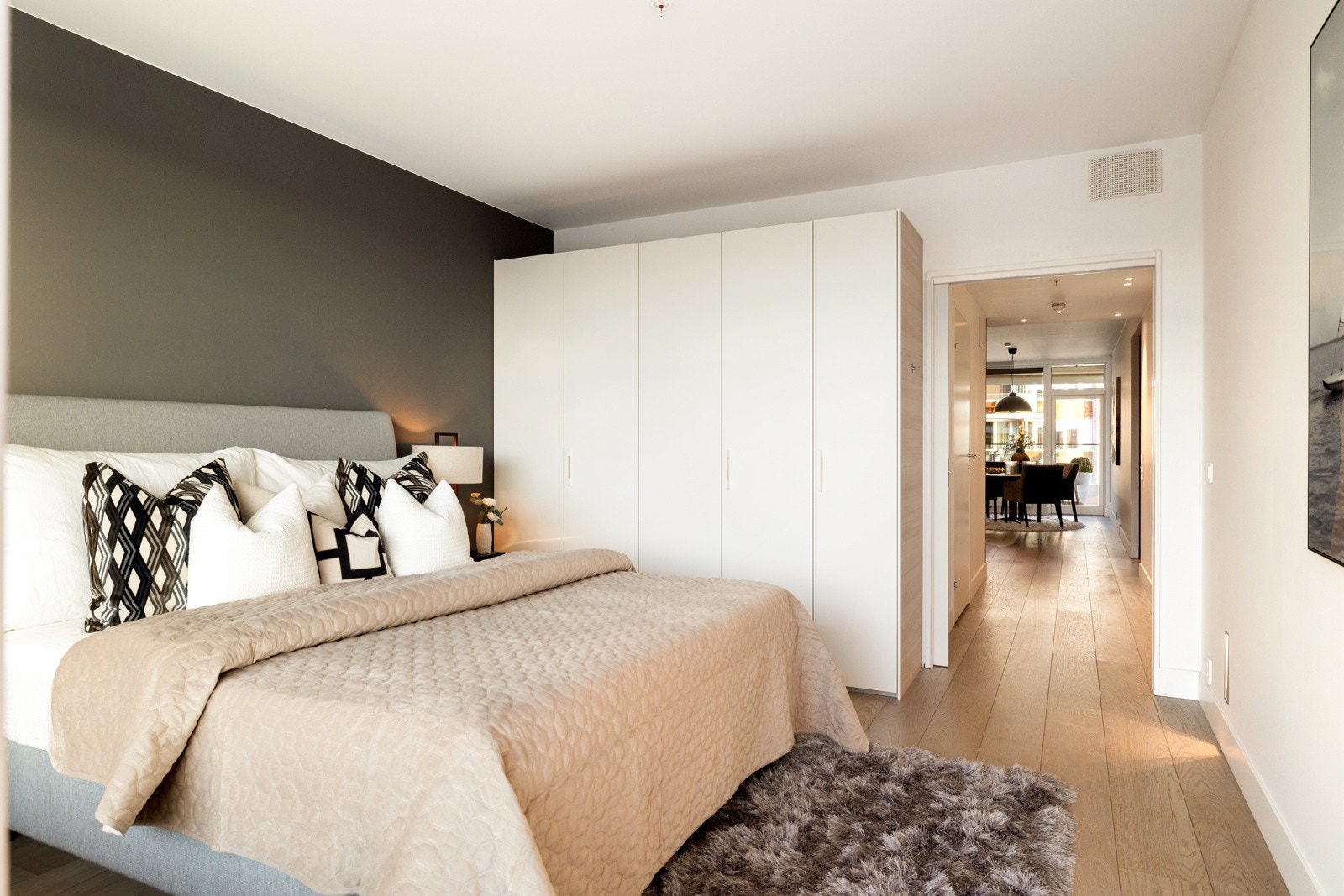 Rikelig med lagringsplass i garderobeskap fra Expo Nova. Galleribilde