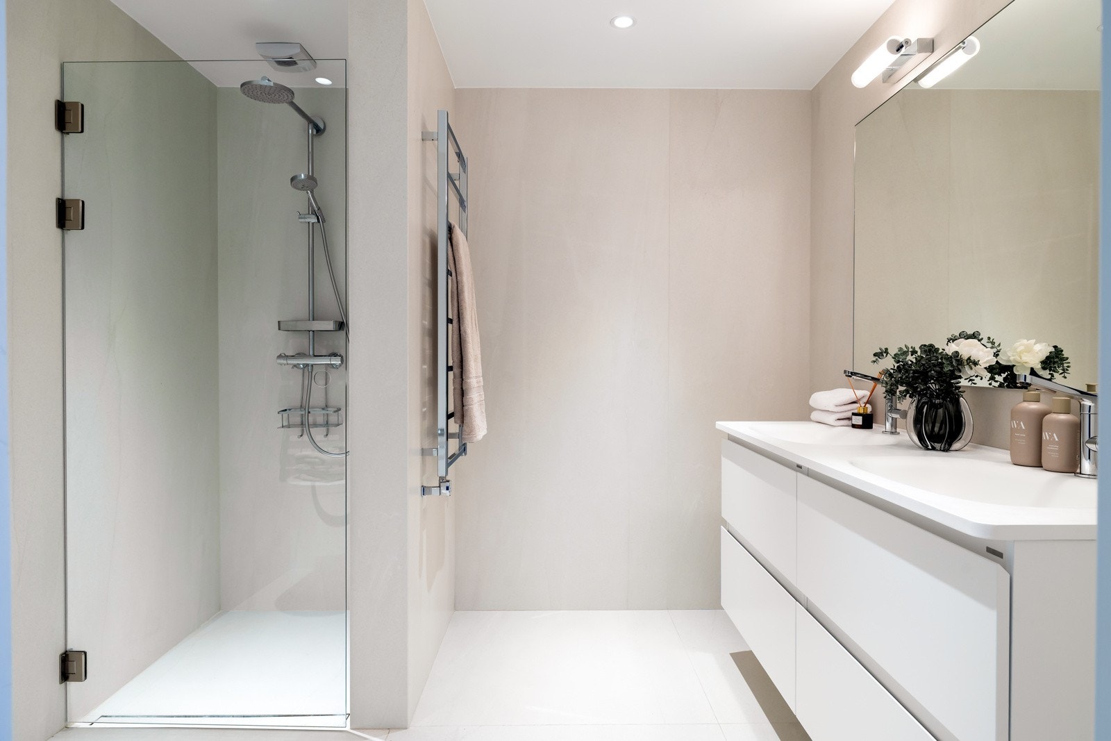 Hovedbadet ligger i "en-suite" løsning med det ene soverommet, og oppleves som særdeles delikat med store, lyse fliser på gulv og vegger. Galleribilde