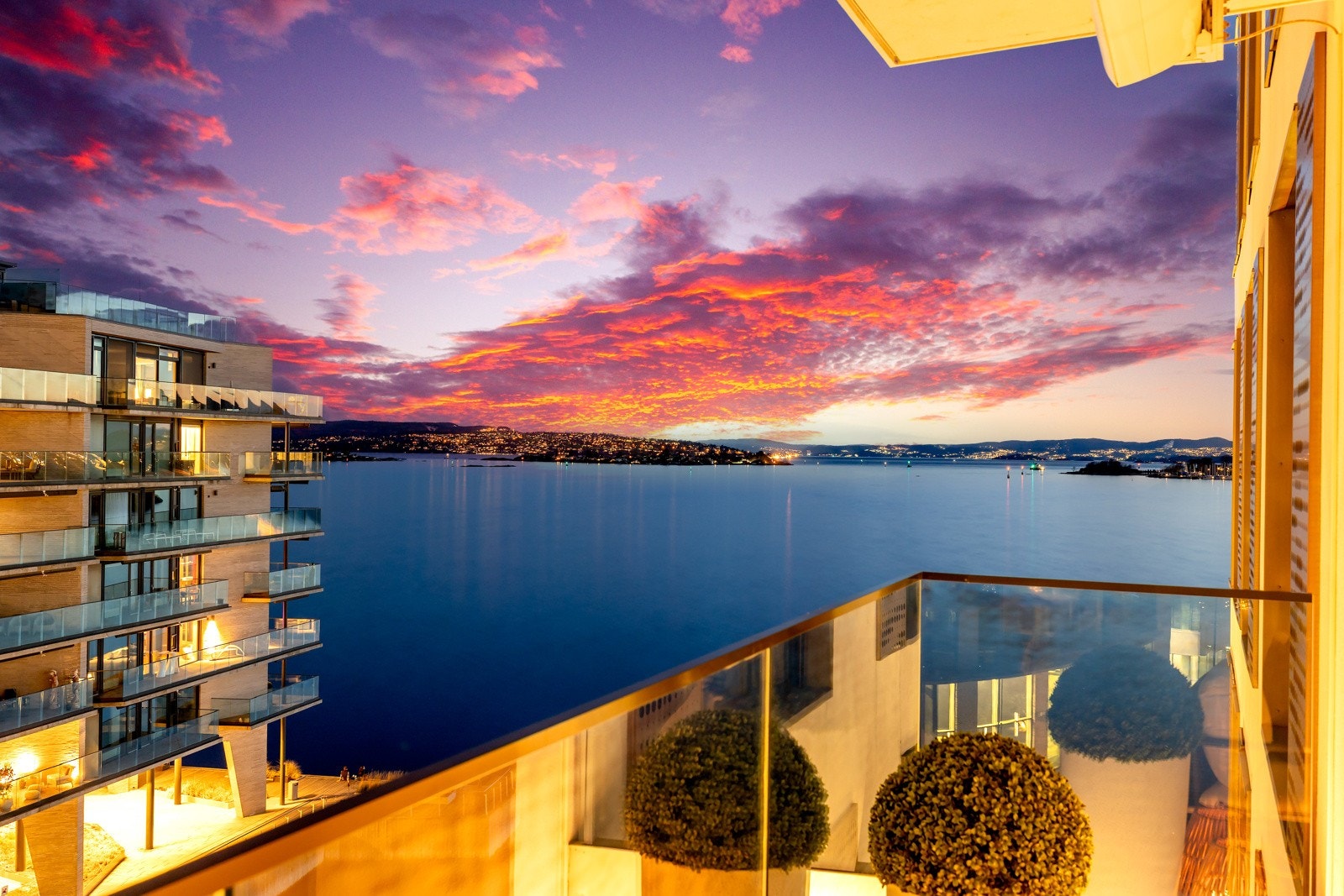 Velkommen til Dyna Brygge 6 - Leiligheten ligger i andre rekke mot sjøen, og fra balkongen har man orkesterplass mot Oslofjorden og gode solforhold. Galleribilde