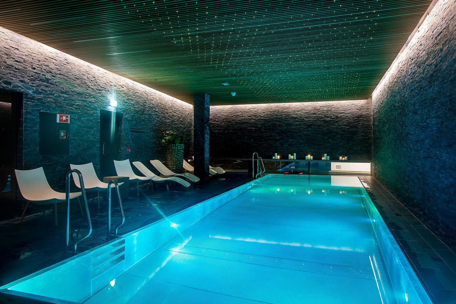 12-meters basseng med motstrømseffekt på THIEF SPA. Galleribilde