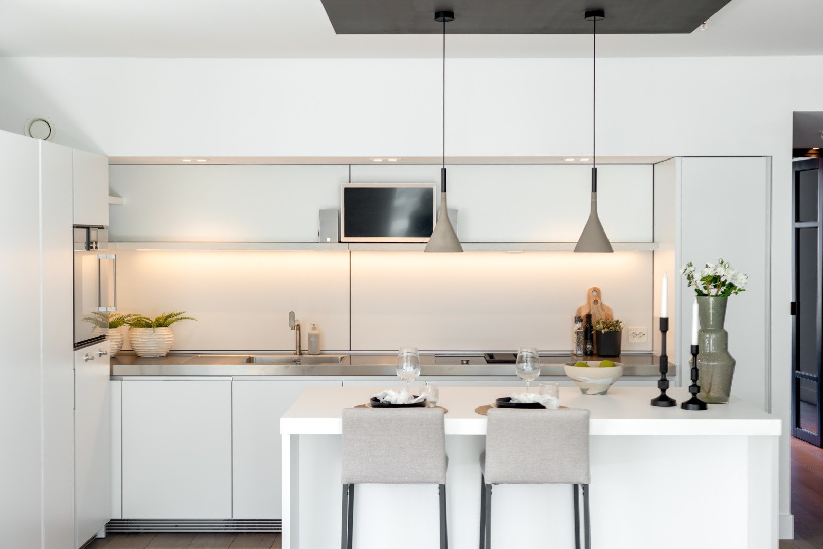 For vinentusiasten er det også et integrert vinskap som setter prikken over i-en. Galleribilde