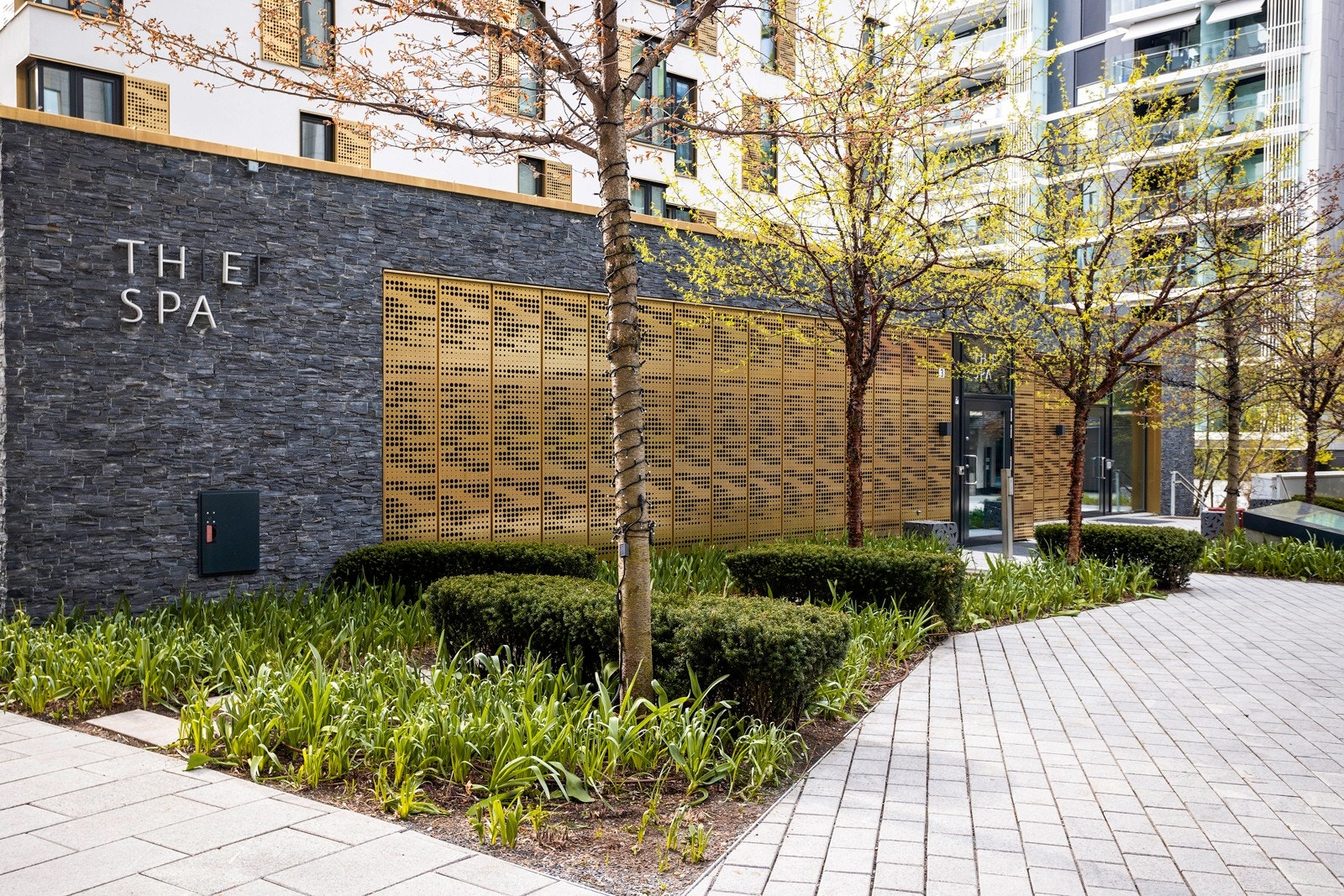 Rundt bebyggelsene er det pent opparbeidet med beplantning, trær, flott brostein med mer. THIEF SPA ligger i nabobygget. Galleribilde