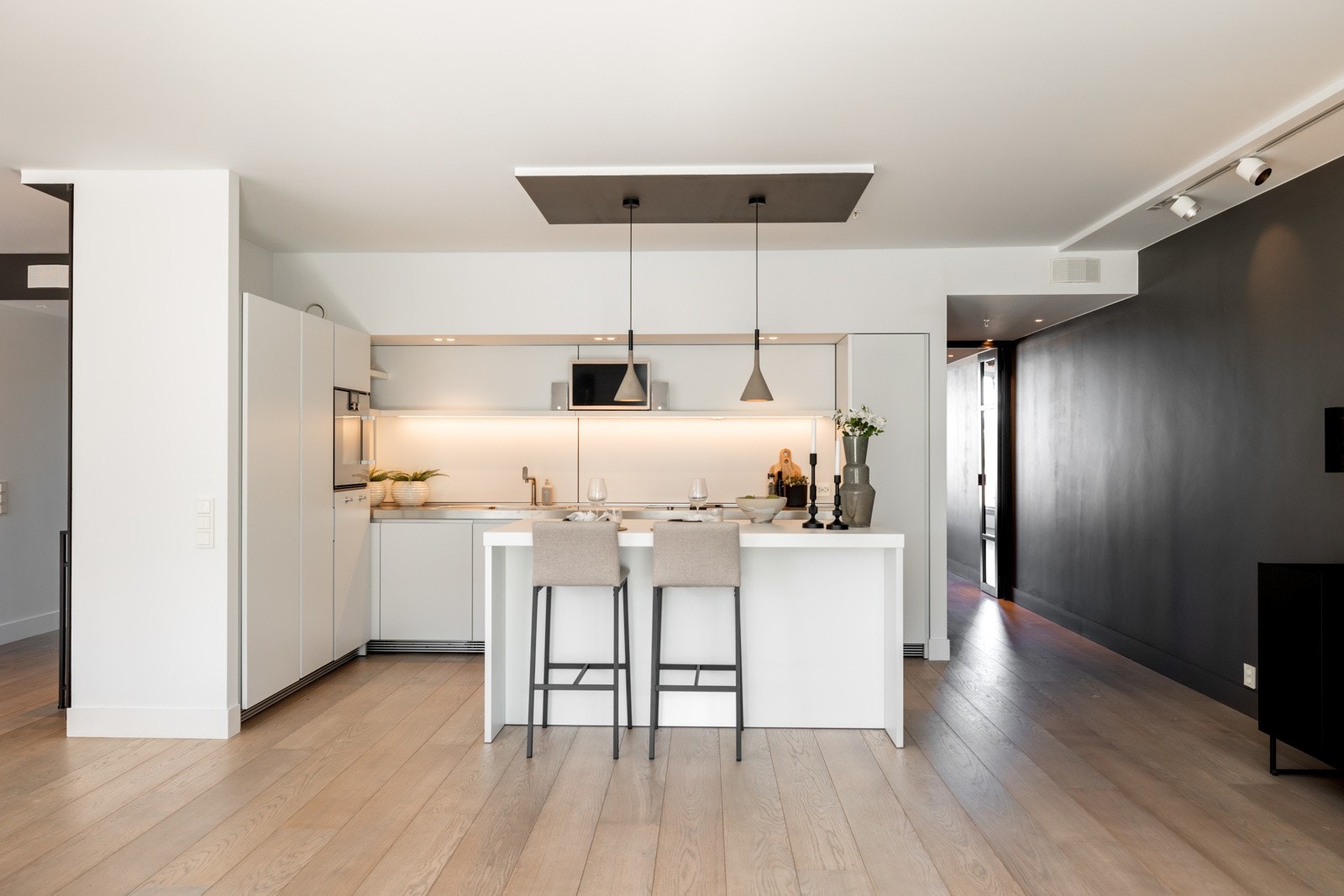 Kjøkkenet er utstyrt med integrerte hvitevarer fra det anerkjente merket Gaggenau - herunder stekeovn, platetopp med integrert ventilator, oppvaskmaskin og kjøl/frys. Galleribilde