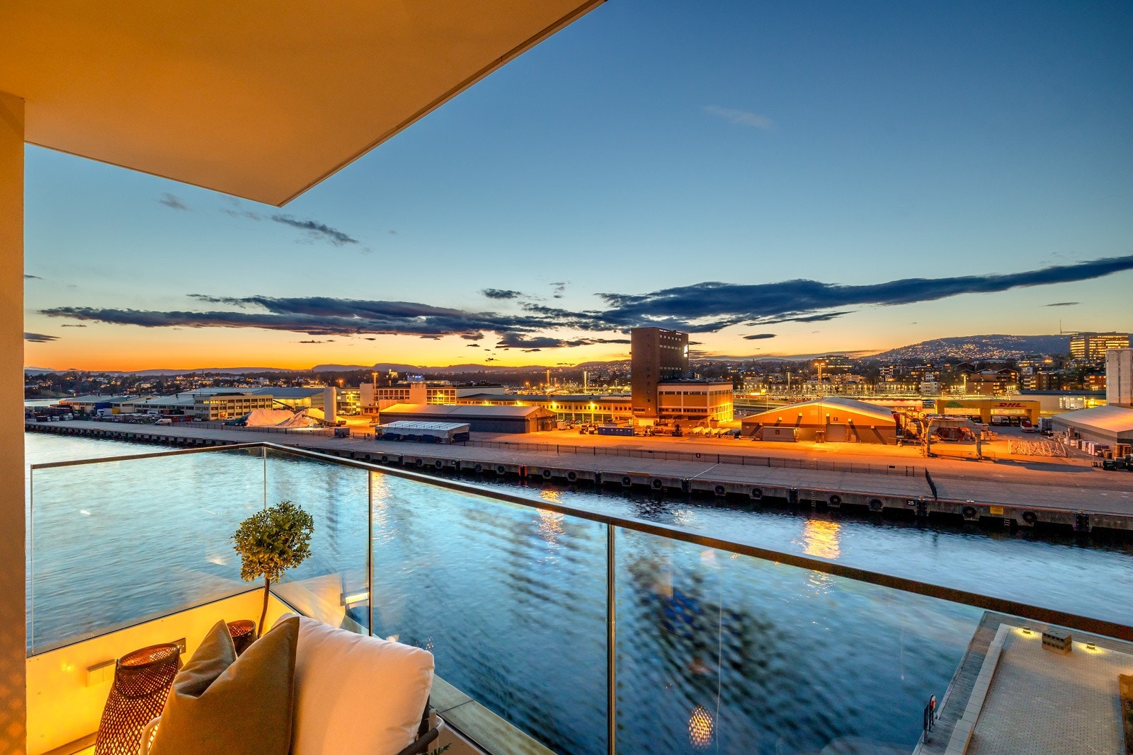 Fra balkongen er det nydelig utsikt mot sjøen og videre vestover. Galleribilde