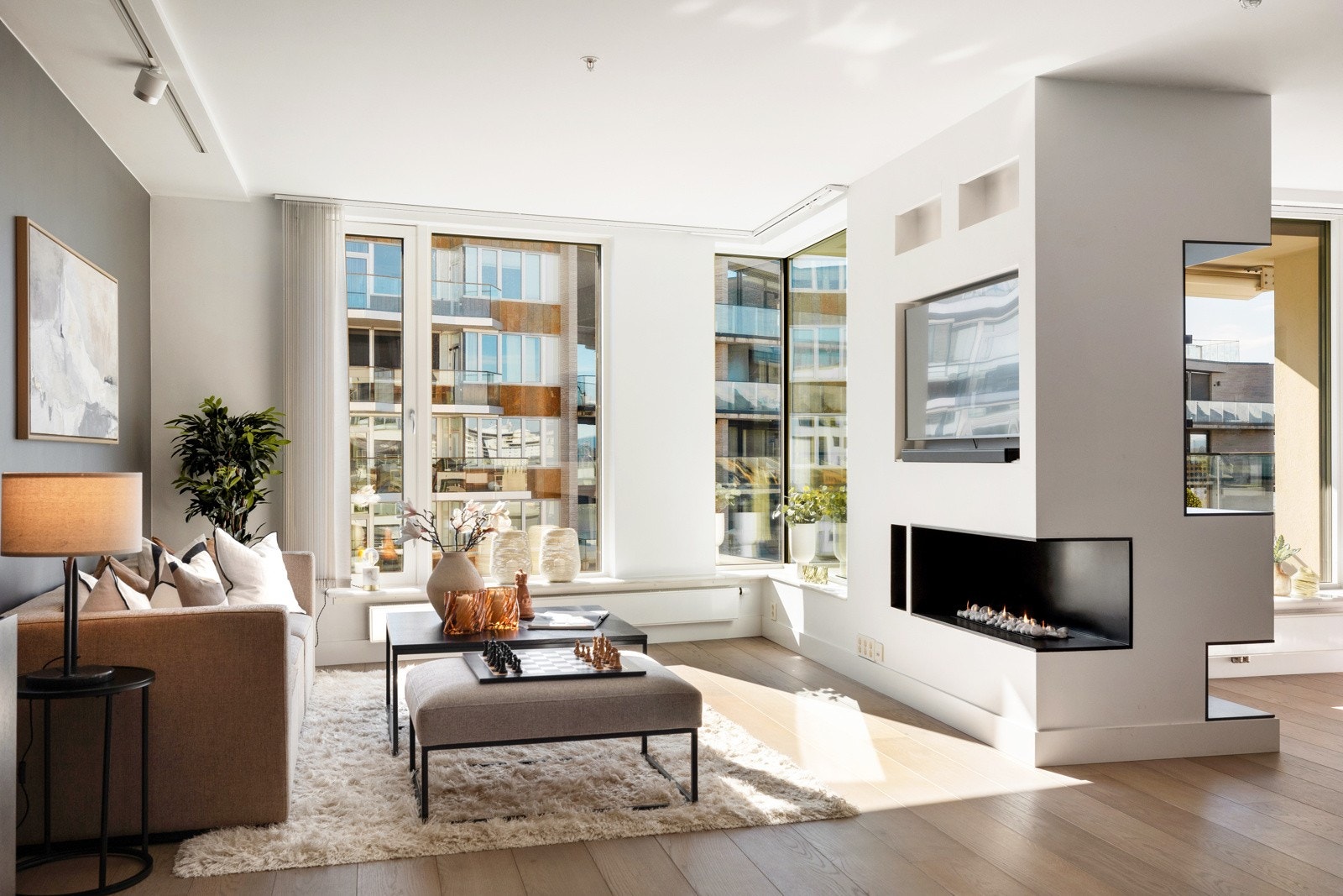 Stuen oppleves lys og luftig med himlingshøyde på 2,60 meter og store vindusflater. Galleribilde